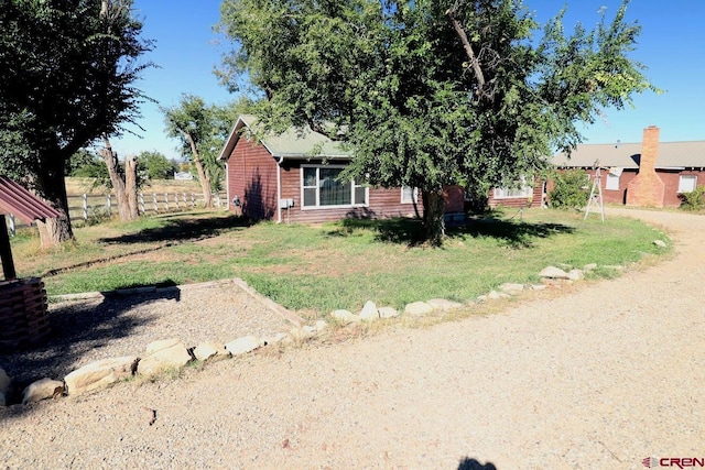 view of front of home featuring a front yard