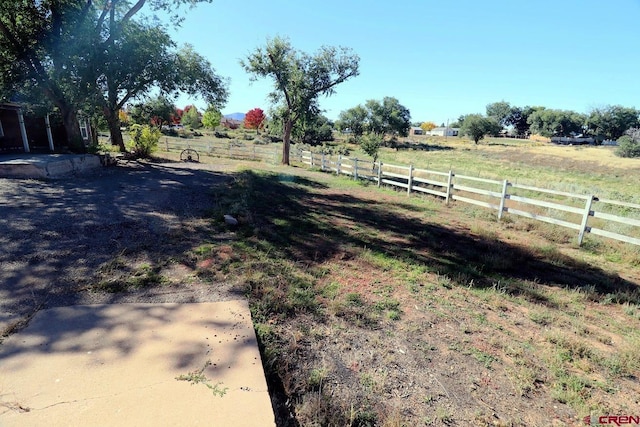 view of yard featuring a rural view