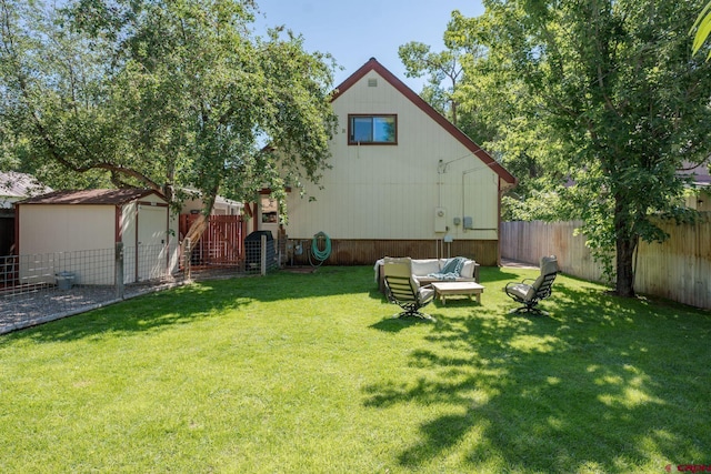 view of yard featuring a storage shed