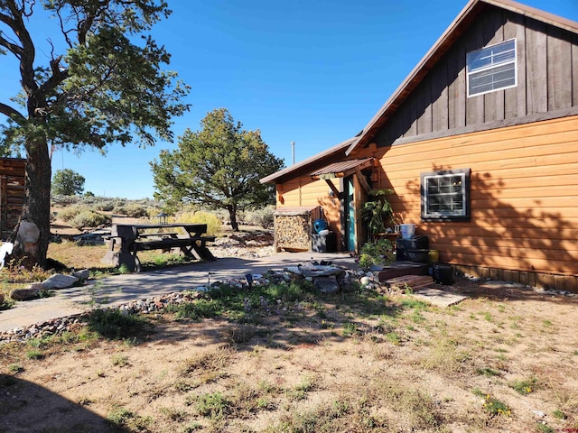 view of yard featuring a patio