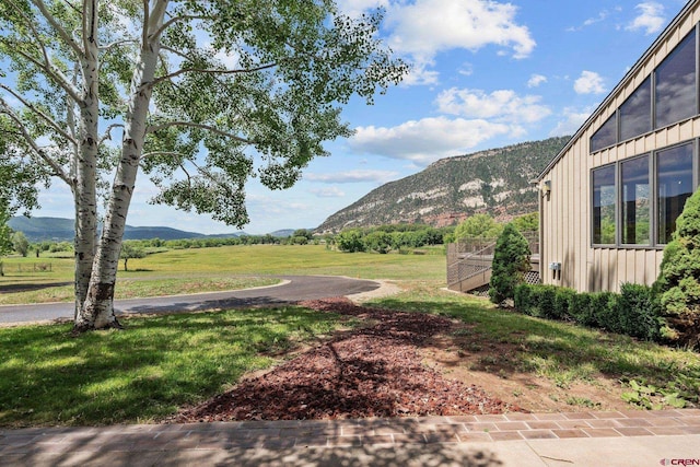 view of yard featuring a mountain view