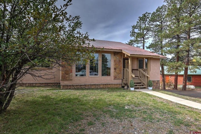 view of front facade with a front lawn