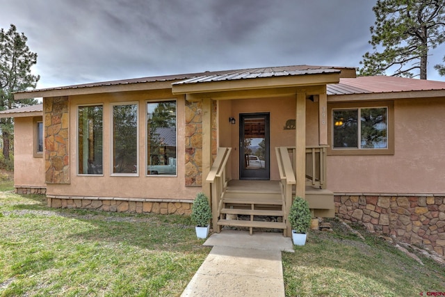 view of front of home featuring a front yard