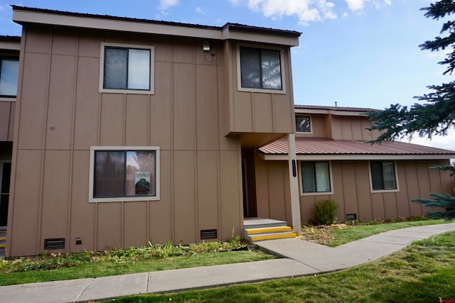 view of front of property with a front lawn