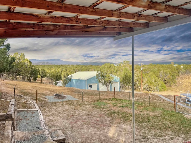 view of yard featuring a mountain view