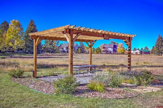 view of yard featuring a pergola