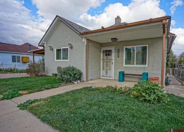 view of front facade featuring a front lawn