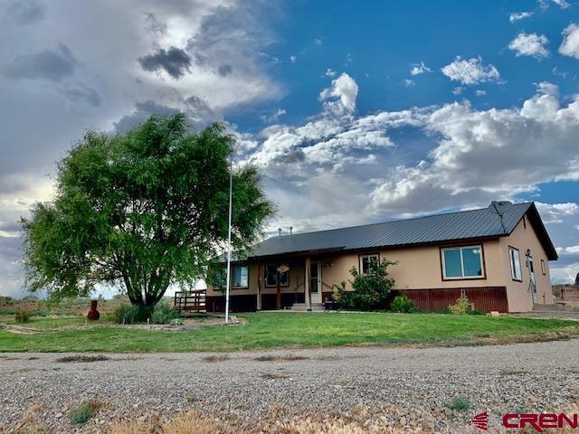 single story home featuring a front lawn