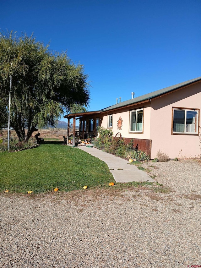 view of front of home featuring a front yard