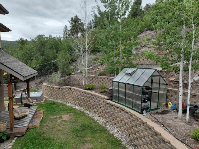 view of yard with an outbuilding