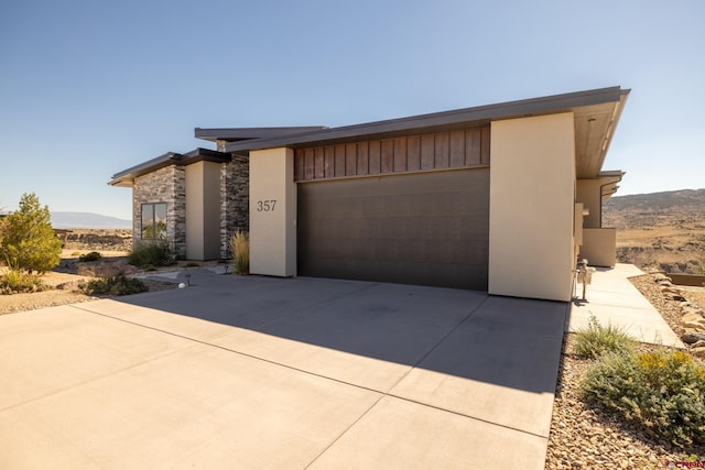 garage featuring a mountain view