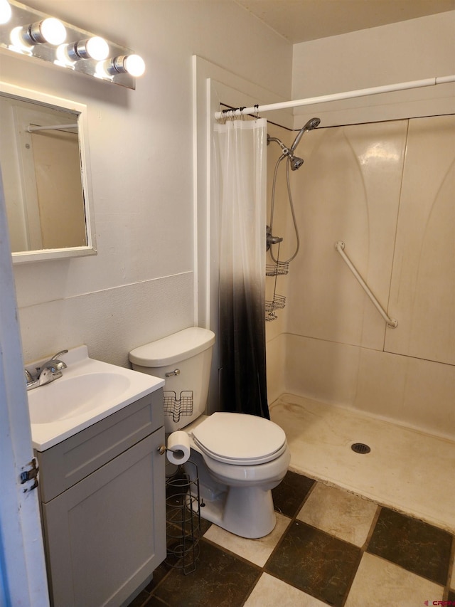 bathroom featuring a shower with curtain, vanity, and toilet