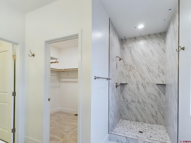 bathroom featuring a tile shower