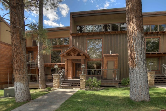 view of front facade with a front yard