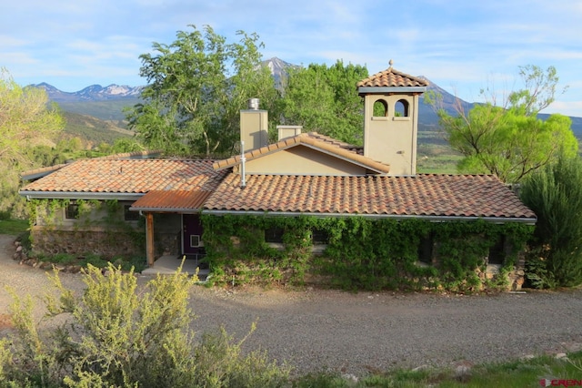 view of front of property featuring a mountain view