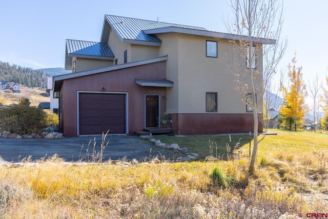 view of front facade with a garage