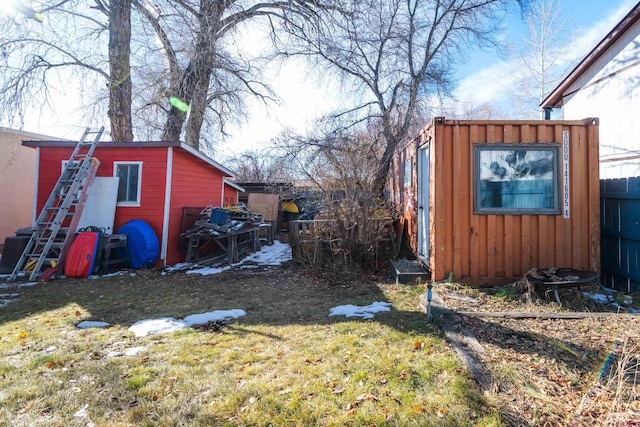 view of yard featuring an outbuilding