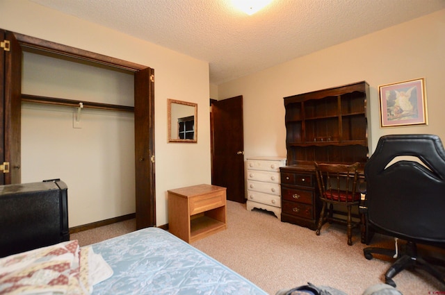 bedroom with light carpet, a closet, and a textured ceiling