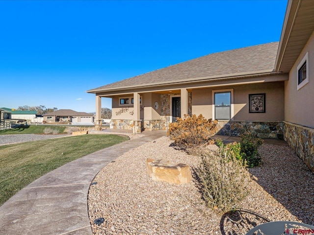 view of front of home featuring a front lawn