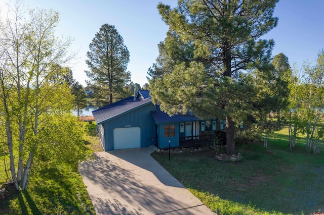 view of front facade featuring a front yard and a garage