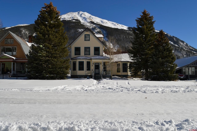 view of front of property featuring a mountain view