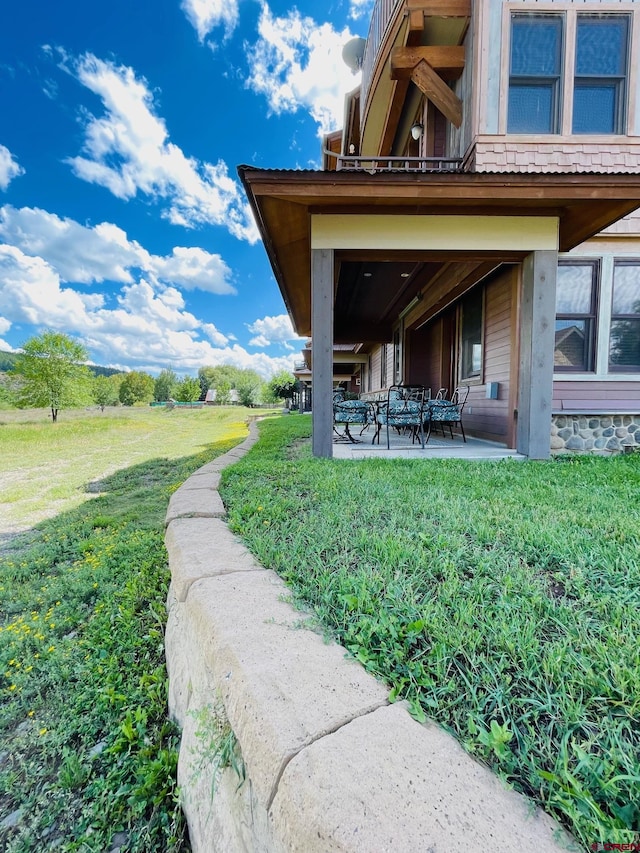 view of yard featuring a patio