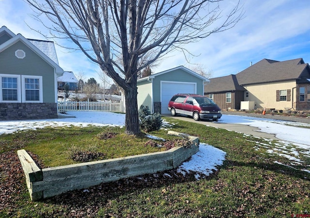 view of yard featuring a garage and an outdoor structure