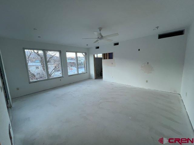 empty room with ceiling fan