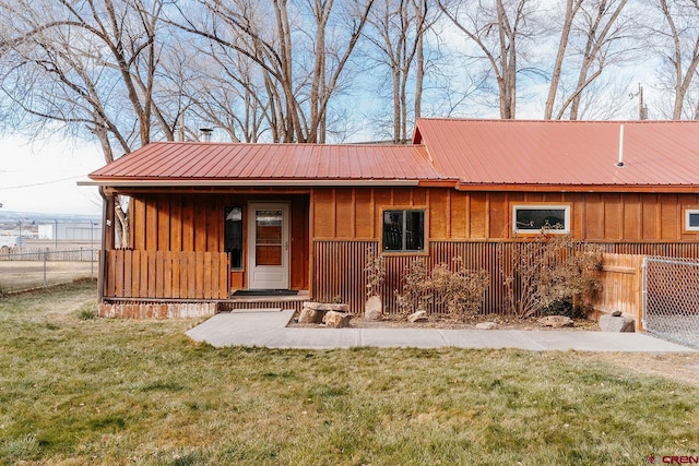 view of front of house with a front yard