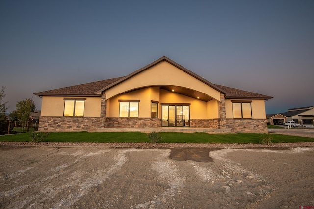 view of front of house featuring a yard