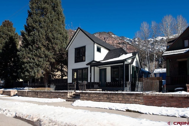 view of front of property featuring a mountain view