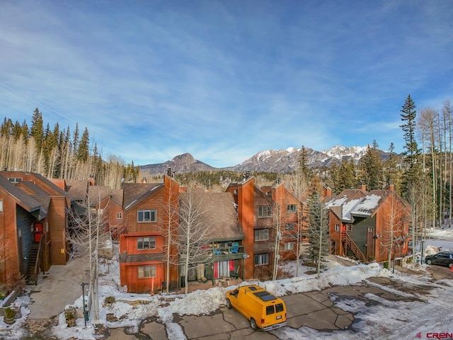 view of front of property featuring a mountain view