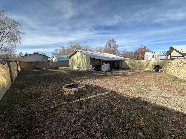 view of yard featuring an outdoor fire pit