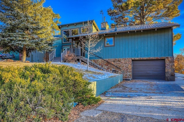 view of front facade featuring a garage