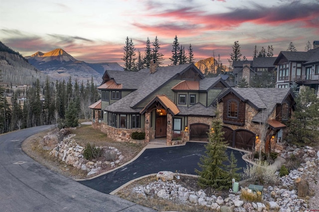 view of front of property featuring a mountain view