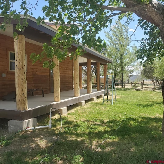 view of property's community featuring a lawn