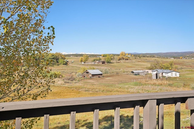 view of yard featuring a rural view