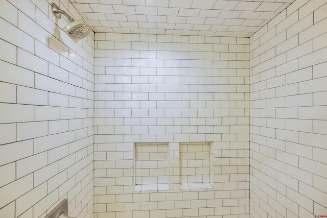 bathroom featuring a tile shower