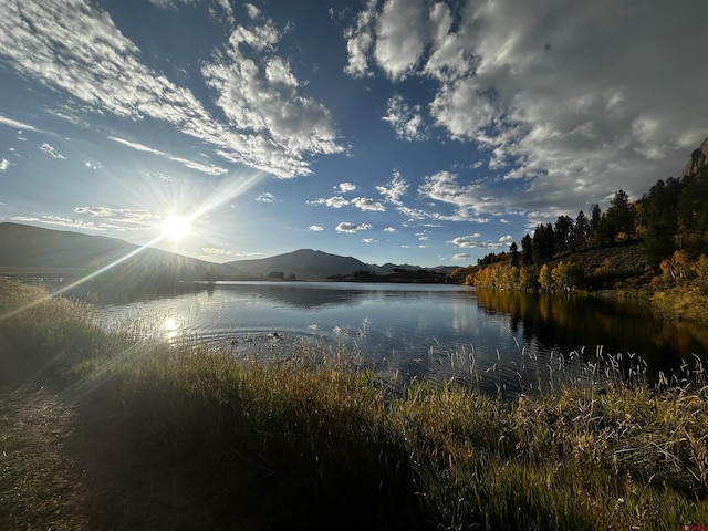 water view with a mountain view