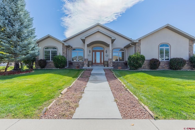 view of front facade featuring a front lawn