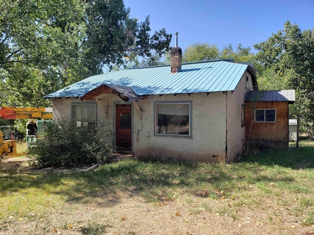 view of front of house with a front yard