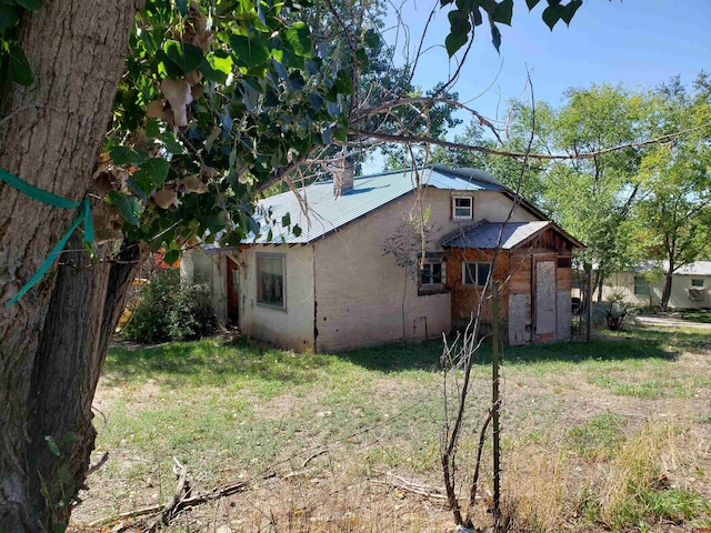 view of side of property featuring a lawn