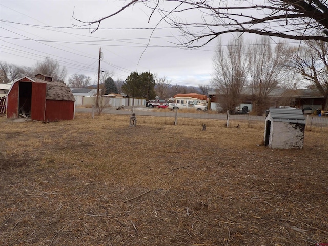 view of yard featuring a storage shed