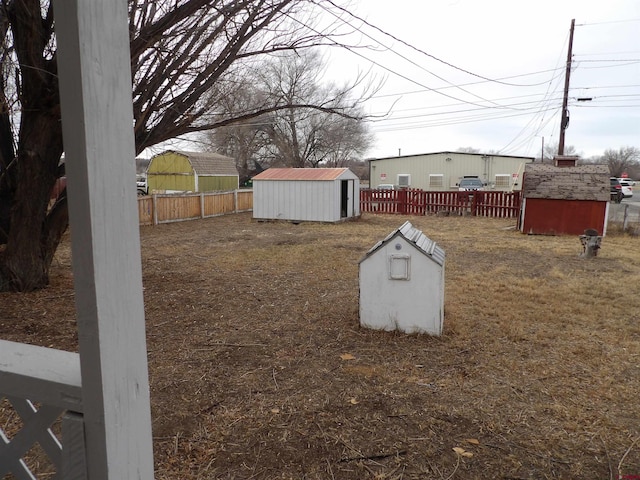 view of yard with a shed