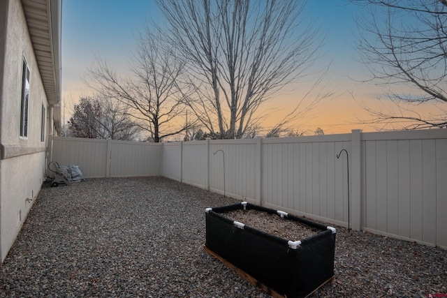 view of yard at dusk