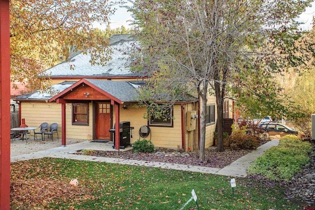 view of front of home featuring a front yard and a patio