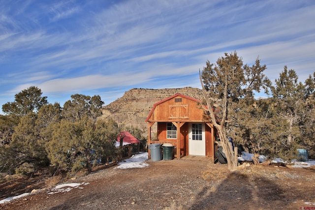 view of front facade featuring a mountain view