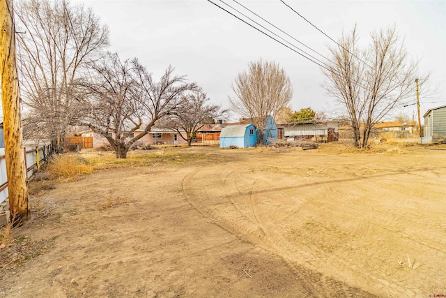 view of yard featuring a shed