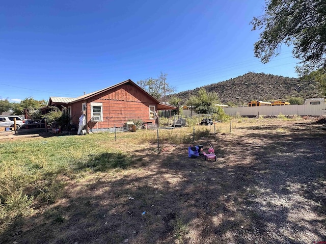 view of yard with a mountain view