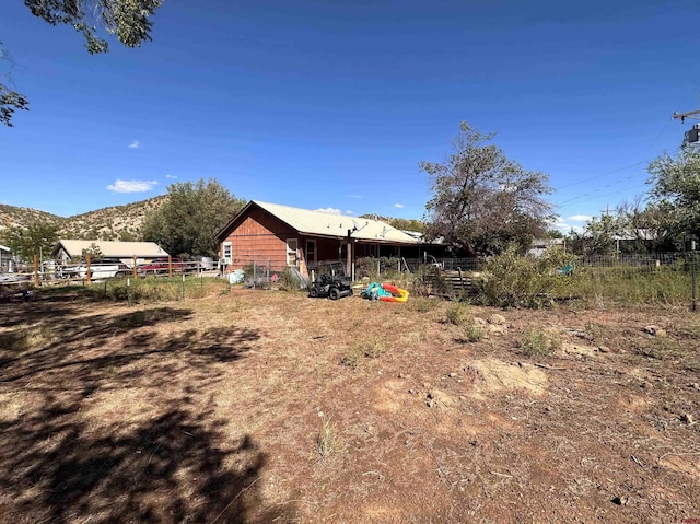 view of yard featuring a mountain view